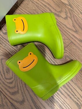 Kids Green Rain Boots with Orange Frog Accent